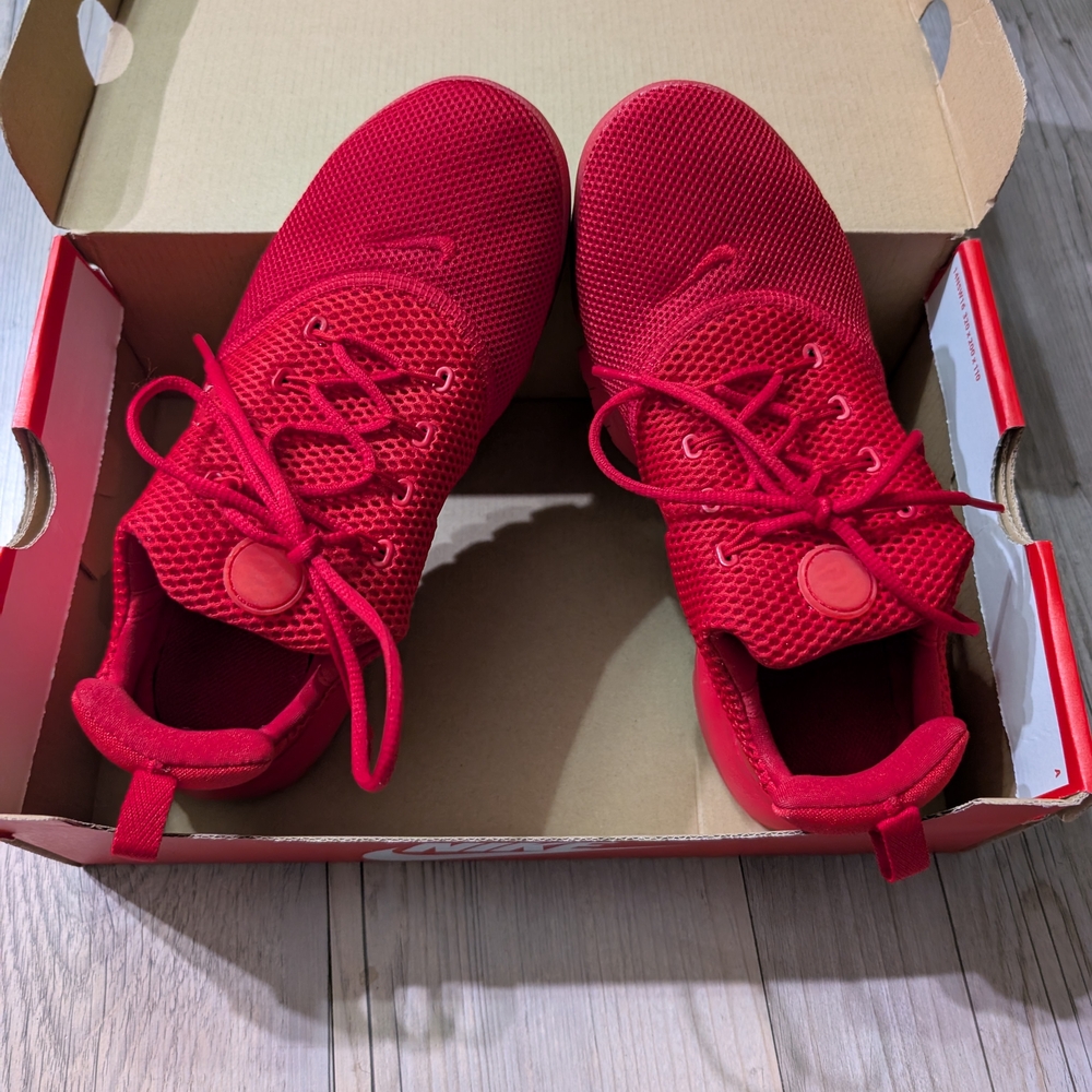 Nike Red Low-Top Sneakers Vibrant Mesh Design